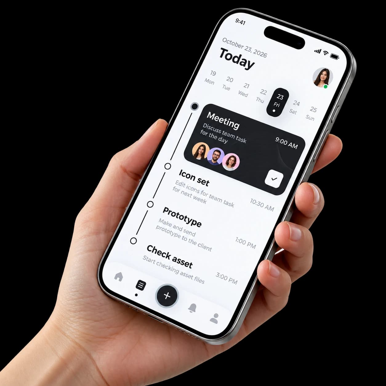 Mano sosteniendo un móvil con una app de TechnoUltra
